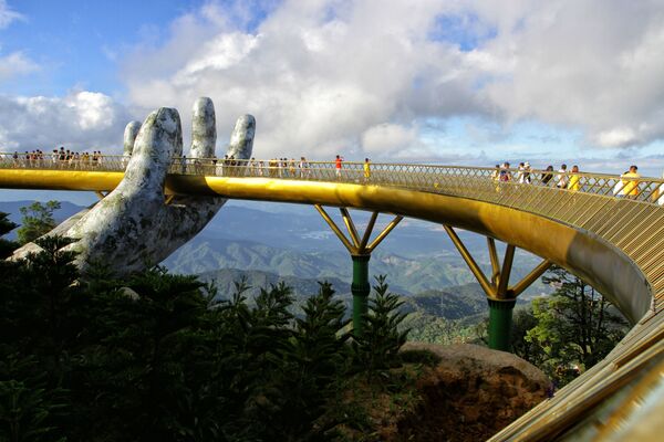 Le «pont Doré» (Cau Vang en vietnamien) de 150 mètres de long à Ba Na Hills, au Vietnam. - Sputnik Afrique