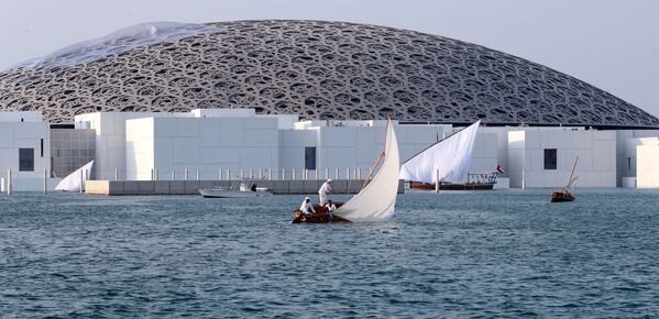 Des pêcheurs près du musée du Louvre à Abou Dabi, aux Émirats arabes unis. - Sputnik Afrique
