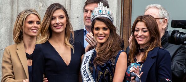 Miss Univers, French Iris Mittenaere (C) poses with Miss France 2015 Camille Cerf (2nd L) next to head of the Miss France society Sylvie Tellier (L) upon her arrival to visit Lille, northern France, on March 19, 2017. - Sputnik Afrique
