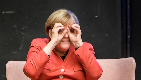 German Chancellor Angela Merkel With 'Binoculars' - Sputnik Afrique