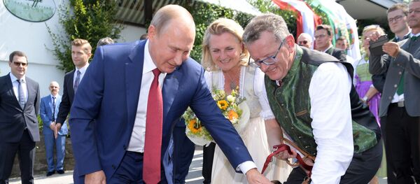 Vladimir Poutine au mariage de Karin Kneissl - Sputnik Afrique