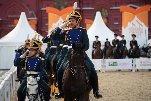 L’Escorte d’honneur de cavalerie du Régiment présidentiel se produit sur la place Rouge lors du festival international de musique militaire Tour Spasskaïa 2018. - Sputnik Afrique