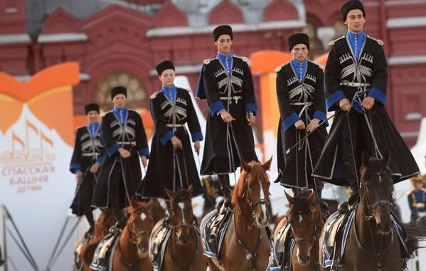 L’Escorte d’honneur de cavalerie du Régiment présidentiel se produit sur la place Rouge lors du festival international de musique militaire Tour Spasskaïa 2018. - Sputnik Afrique