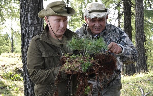 Vladimir Poutine et Sergueï Choïgou dans la république de Touva, 2018 - Sputnik Afrique