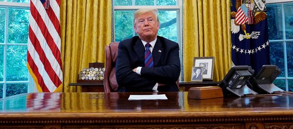 U.S. President Donald Trump sits behind his desk as he announces a bilateral trade agreement with Mexico to replace the North American Free Trade Agreement (NAFTA) at the White House in Washington, U.S., August 27, 2018. REUTERS/Kevin Lamarque - Sputnik Afrique