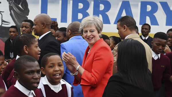 British Prime Minister Theresa May meets pupils during a visit at the the ID Mkhize High School in Gugulethu, Cape Town, South Africa, Tuesday, Aug. 28, 2018. Theresa May has started a three-nation visit to Africa where she is to meet South African President Cyril Ramaphosa - Sputnik Afrique