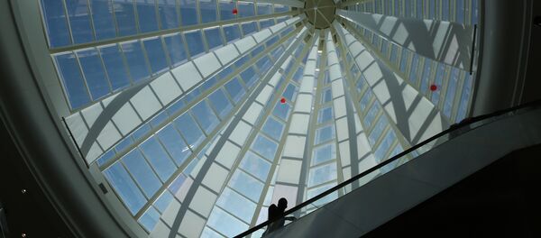 A shopper makes his way up an escalator inside the newly-opened Mall of Africa in Midrand, South Africa, Thursday April 28, 2016. A shopper makes his way up an escalator inside the newly-opened Mall of Africa in Midrand, South Africa, Thursday April 28, 2016. - Sputnik Afrique
