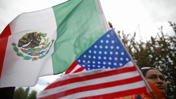 les drapeaux du Mexique et des Etats-Unis - Sputnik Afrique