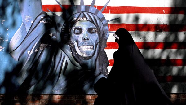 Граффити, изображающее Статую свободы в черепом вместо лица, в центре Тегерана, Иран - Sputnik Afrique
