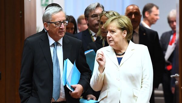 Президент Европейской комиссии Жан-Клод Юнкер и канцлер Германии Ангела Меркель во время саммита глав европейских лидеров в Брюсселе - Sputnik Afrique