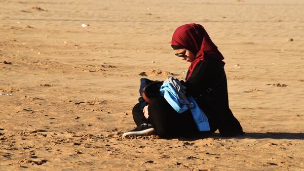 Девушка на городском пляже в Агадире. - Sputnik Afrique