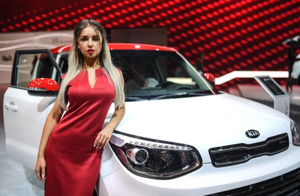 Les plus belles filles du Salon international de l'automobile de Moscou - Sputnik Afrique