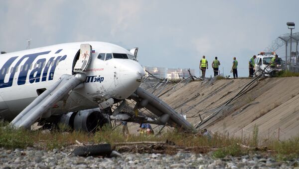 Аварийная посадка самолета авиакомпаниии Utair в Сочи - Sputnik Afrique