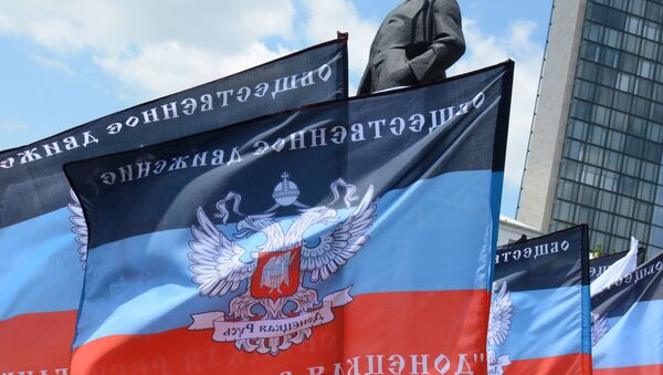 Des drapeaux de la République populaire autoproclamée de Donetsk - Sputnik Afrique
