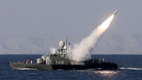 Iranian navy fires a Mehrab missile during the Velayat-90 naval wargames in the Strait of Hormuz in southern Iran (file) - Sputnik Afrique
