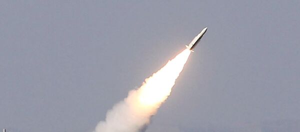 Iranian navy fires a Mehrab missile during the Velayat-90 naval wargames in the Strait of Hormuz in southern Iran (file) - Sputnik Afrique