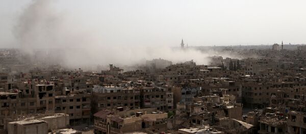 Smoke rises from what activists said was an airstrike by forces loyal to Syria's President Bashar al-Assad on the town of Douma, eastern Ghouta of Damascus September 16, 2015. - Sputnik Afrique