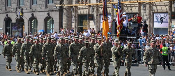 Des militaires américains participent à un défilé à Kiev (image d'illustration) - Sputnik Afrique