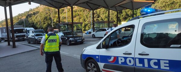 French police officers control vehicles coming across the border from Spain near Le Perthus, southern France, on August 18, 2017 French police officers control vehicles coming across the border from Spain near Le Perthus, southern France, on August 18, 2017 - Sputnik Afrique