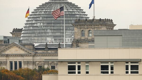 American flag flies on top of the U.S. embassy in front of the Reichstag building that houses the German Parliament, Bundestag, in Berlin, Germany (File) - Sputnik Afrique