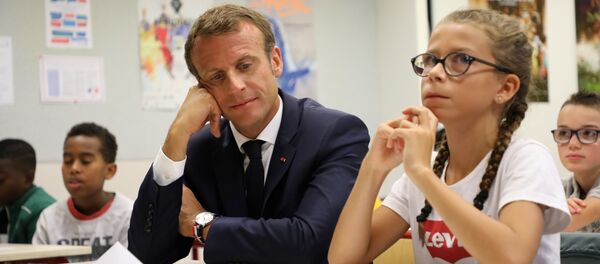 Emmanuel Macron dans un collège de Laval - Sputnik Afrique