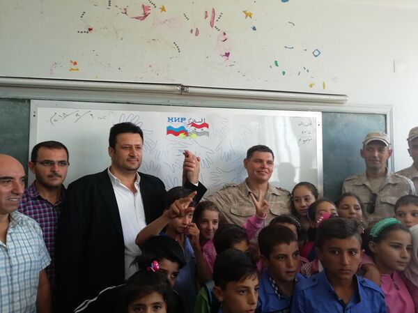 Rentrée scolaire: un général russe félicite des écoliers syriens - Sputnik Afrique