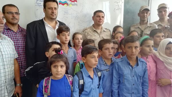 Rentrée scolaire: un général russe félicite des écoliers syriens - Sputnik Afrique