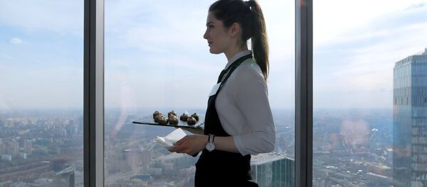 Une serveuse a l’habitude d’aller au travail sans soutien-gorge, voici comment cela finit (image d'illustration) - Sputnik Afrique