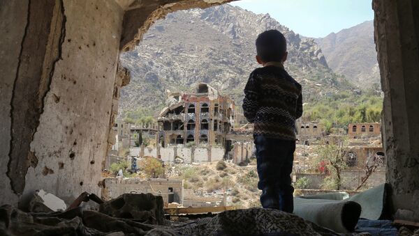 Мальчик в разрушенных в результате авиаудара зданиях в городе Таиз, Йемен - Sputnik Afrique