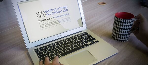 Девушка читает доклад, подготовленный Центром анализа, прогнозирования и стратегии (CAPS) при МИДе Франции и Институтом стратегических исследований (IRSEM) при Минобороны Франции - Sputnik Afrique