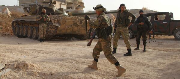 FILE PHOTO: Members of al Qaeda's Nusra Front carry their weapons as they move towards their positions during an offensive to take control of the northwestern city of Ariha from forces loyal to Syria's President Bashar al-Assad, in Idlib province May 28, 2015. - Sputnik Afrique