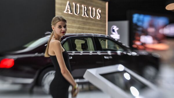 Девушка у автомобиля Aurus Senat на Московском международном автомобильном салоне 2018 - Sputnik Afrique