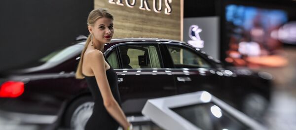 Девушка у автомобиля Aurus Senat на Московском международном автомобильном салоне 2018 - Sputnik Afrique