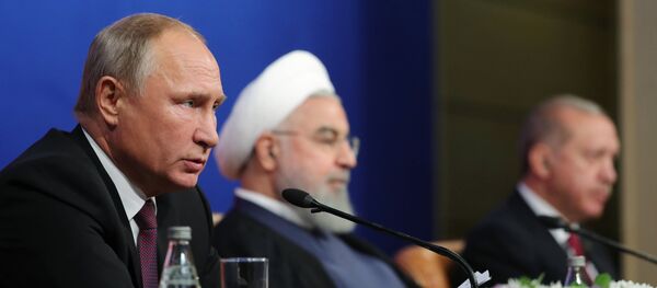 Syrien-Gipfel in Teheran: Wladimir Putin, Hassan Rouhani und Recep Tayyip Erdogan - Sputnik Afrique