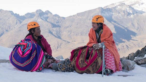 Les Cholitas sont des femmes alpinistes en Bolivie - Sputnik Afrique