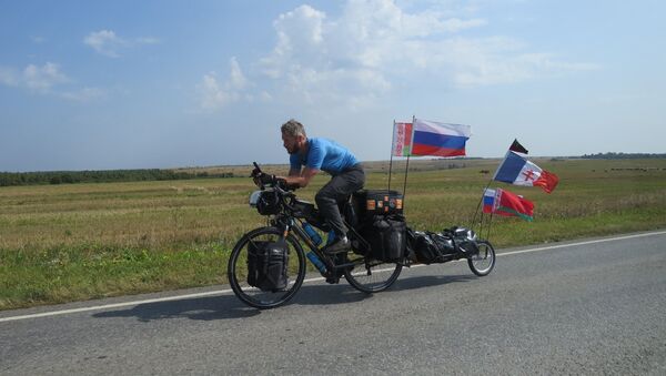Un ex-légionnaire réalise un périple de 5.000 km à vélo en hommage au Normandie-Niemen - Sputnik Afrique