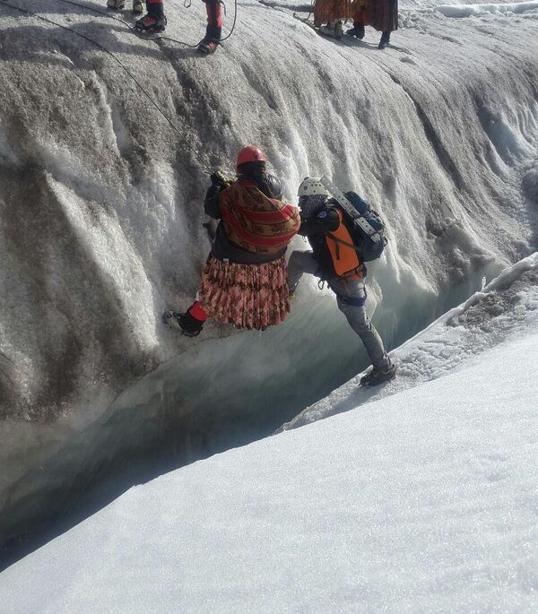 Les Cholitas sont des femmes alpinistes en Bolivie - Sputnik Afrique