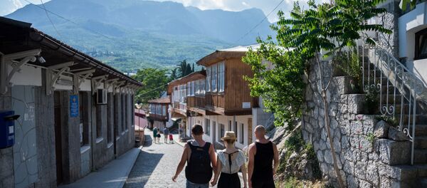 Отдыхающие на городском пляже в Гурзуфе. - Sputnik Afrique