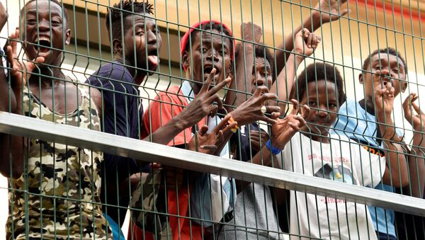 Quelque 200 réfugiés ont traversé la barrière frontalière entre le Maroc et l’enclave espagnole de Ceuta,  22 août 2018 - Sputnik Afrique