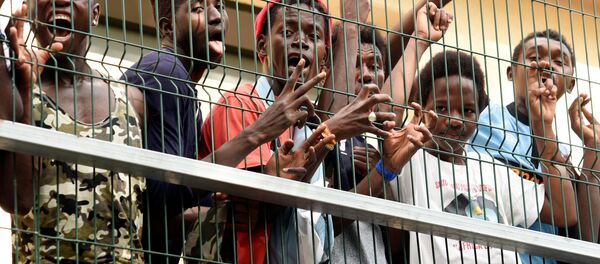 Quelque 200 réfugiés ont traversé la barrière frontalière entre le Maroc et l’enclave espagnole de Ceuta,  22 août 2018 - Sputnik Afrique