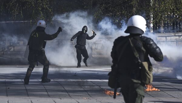 A masked protester throws a molotov cocktail at riot policemen during clashes outside the University of Thessaloniki campus, in Thessaloniki, Greece Saturday March 10, 2018 - Sputnik Afrique