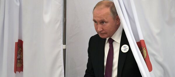 Russlands Präsident Wladimir Putin während der Bürgermeisterwahlen Russlands Präsident Wladimir Putin während der Bürgermeisterwahlen - Sputnik Afrique