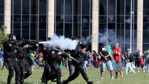 Riot police officers clash with demonstrators during a protest against President Michel Temer and the latest corruption scandal to hit the country, in Brasilia, Brazil, May 24, 2017 - Sputnik Afrique