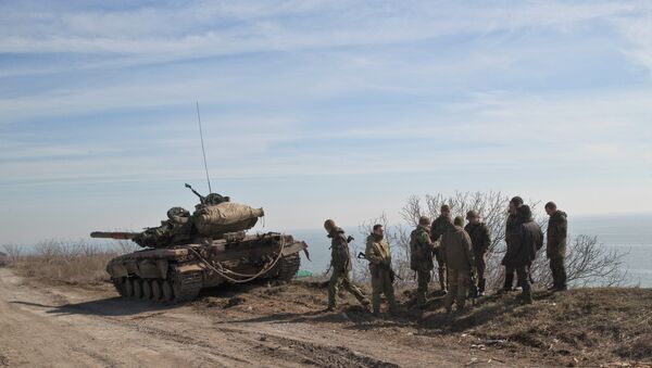 Ukraine government forces stand by a tank on a front line position east of the Sea of Azov port city, Mariupol, Ukraine - Sputnik Afrique