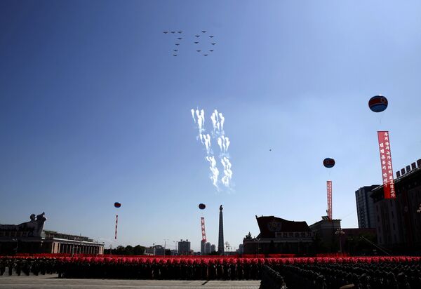 Défilé grandiose en l’honneur du 70e anniversaire de la Corée du Nord à Pyongyang - Sputnik Afrique