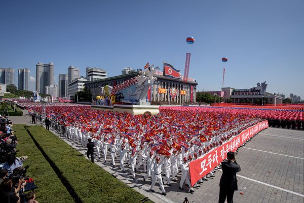 Défilé grandiose en l’honneur du 70e anniversaire de la Corée du Nord à Pyongyang - Sputnik Afrique
