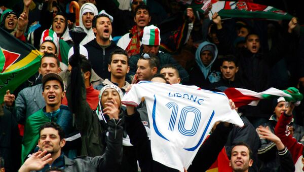 Des supporters du club algérien USMA - Sputnik Afrique