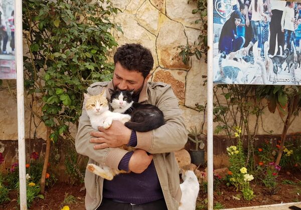 Mohammed Alaa al-Jalil et ses chats - Sputnik Afrique