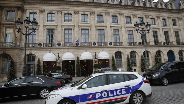 A police car drives past the Ritz hotel in Paris, Thursday, Jan. 11, 2018. Paris police have recovered some jewels stolen from the Ritz Hotel in a multimillion-euro robbery attempt, but are still searching Thursday for two thieves and the rest of the missing luxury merchandise. (AP Photo/Michel Euler) - Sputnik Afrique