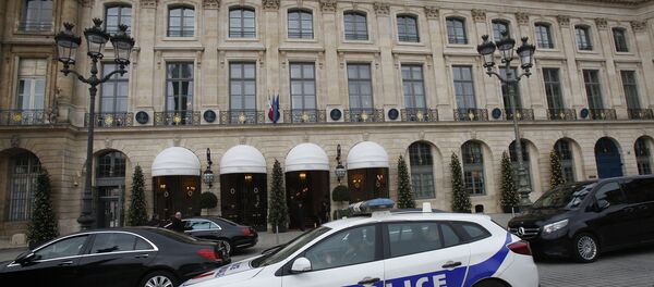 A police car drives past the Ritz hotel in Paris, Thursday, Jan. 11, 2018. Paris police have recovered some jewels stolen from the Ritz Hotel in a multimillion-euro robbery attempt, but are still searching Thursday for two thieves and the rest of the missing luxury merchandise. (AP Photo/Michel Euler) - Sputnik Afrique